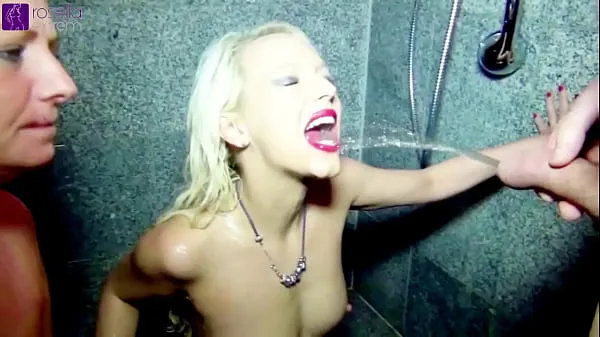 ชมวิดีโอทั้งหมด In the shower of the gym, together with girlfriend, used as a living pissoars รายการ