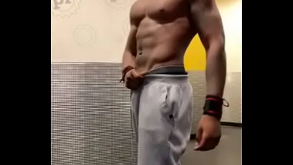 Titta på totalt Handsomedevan hits the gym videor