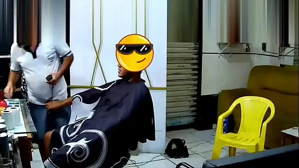 Titta på totalt Young man taking the barber's cock videor