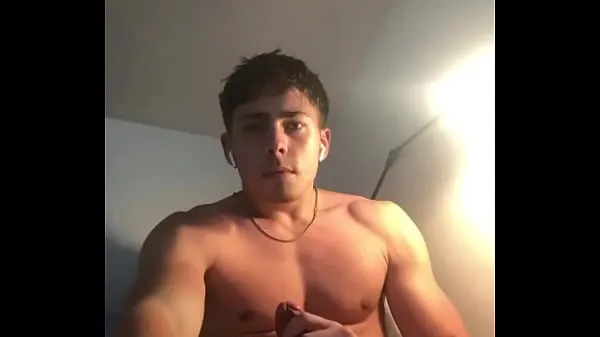 Bekijk in totaal Hot fit guy jerking off his big cock video's