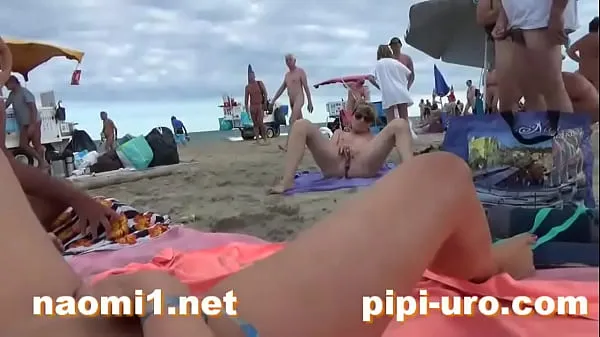 Xem tổng cộng girl masturbate on beach Video