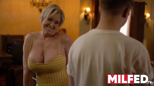 دیکھیں Mother-in-law Seduces him with her HUGE Tits (Dee Williams) — MILFED کل ویڈیوز