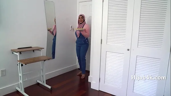 Guarda Corrupting My Chubby Hijab Wearing StepNiece video in totale