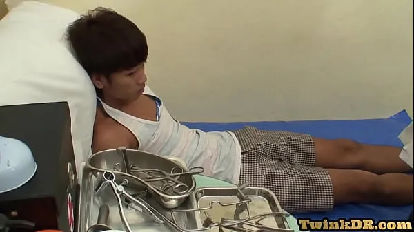 Titta på totalt Bottom Asian twink barebacked by doctor in his ambulance videor