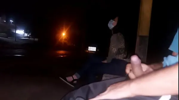 Se totalt Serious !! I run the risk of putting my dick in front of this woman waiting for the bus... How will she react videoer
