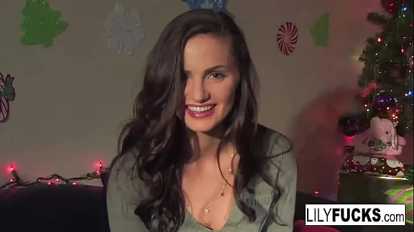 Assista ao total de Lily nos conta seus desejos de Natal com tesão antes de se satisfazer em ambos os buracos vídeos