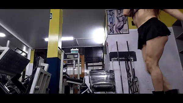 Tonton THE STATUELY MILF TRAINER GIVES PÚPILO CALENTON A GREAT FACESITTING AT THE GYM jumlah Video