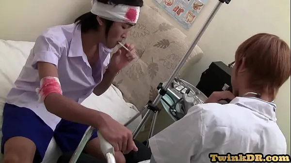 Bekijk in totaal Asian injured twink barebacked by doctor for fast healing video's