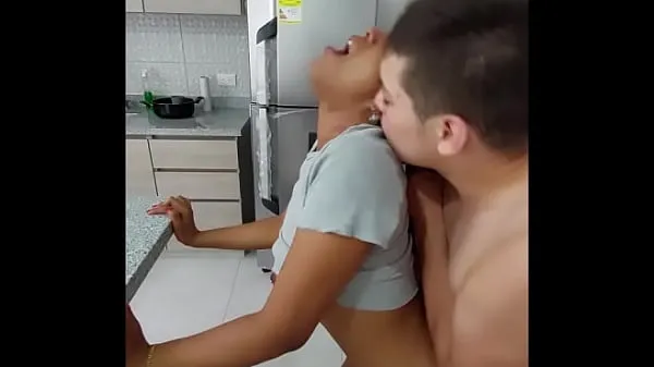 دیکھیں Interracial Threesome in the Kitchen with My Neighbor & My Girlfriend - MEDELLIN COLOMBIA کل ویڈیوز