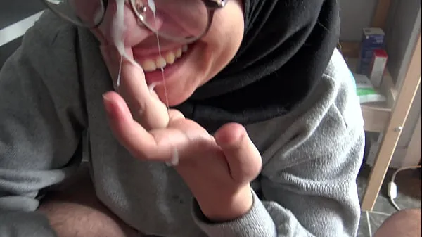 Přehrát celkem A Muslim girl is disturbed when she sees her teachers big French cock videí