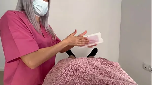 دیکھیں Cock waxing by cute amateur girl who gives me a surprise handjob until I finish cumming کل ویڈیوز