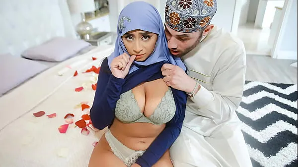 Pozrite si celkovo Arab Husband Trying to Impregnate His Hijab Wife - HijabLust videí