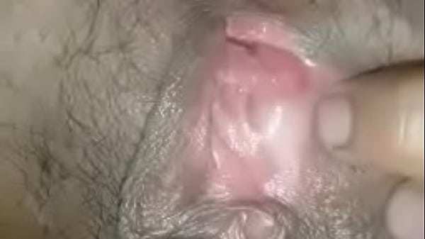 Se Spreading the big girl's pussy, stuffing the cock in her pussy, it's very exciting, fucking her clit until the cum fills her pussy hole, her moaning makes her extremely aroused videoer i alt