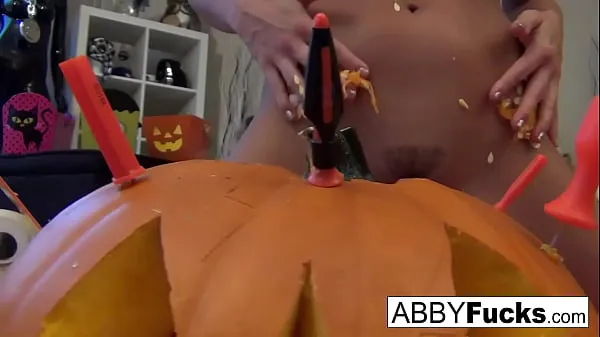 Assista ao total de Abigail esculpe uma abóbora e depois brinca consigo mesma vídeos