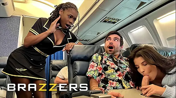 Titta på totalt Lucky Gets Fucked With Flight Attendant Hazel Grace In Private When LaSirena69 Comes & Joins For A Hot 3some - BRAZZERS videor