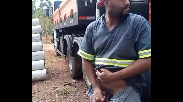 Worker Masturbating on Construction Site Hidden Behind the Company Truck कुल वीडियो देखें