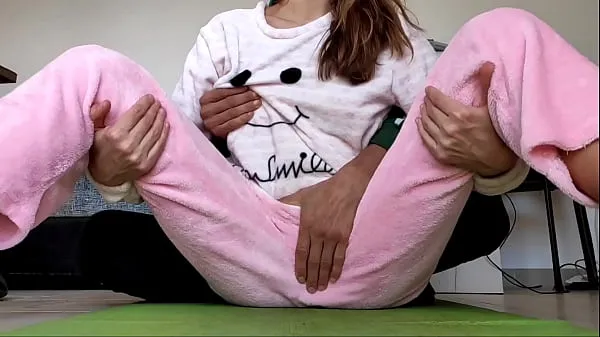 观看asian amateur real homemade teasing pussy and small tits fetish in pajamas个视频