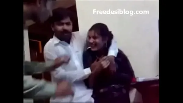 Pakistani Desi girl and boy enjoy in hostel room कुल वीडियो देखें