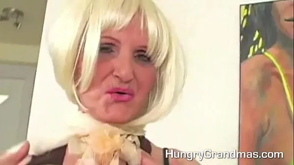 Összesen Horny Blonde Granny Whore Fucks y videó